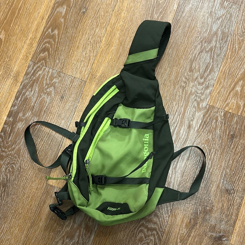 Patagonia 8L atom sling (3point adjustable straps) green GUC removable waistband